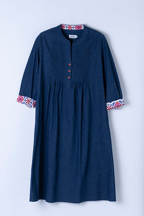 Vestido denim con pliegues y puños estampados