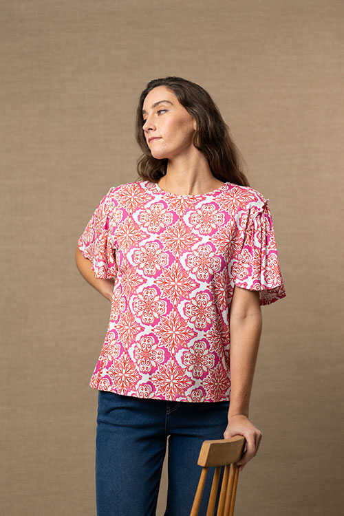 Camiseta de punto en tonos rojos con manga acampanada