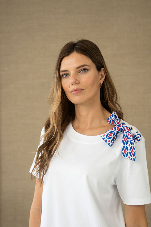 Camiseta blanca con lazo estampado en el hombro