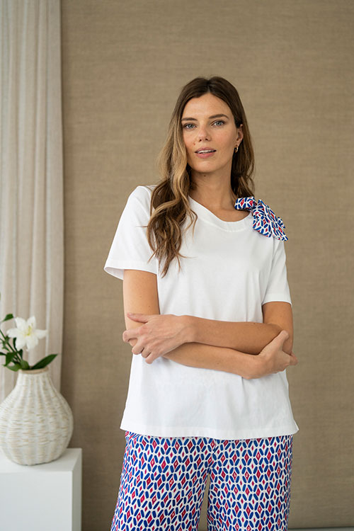 Camiseta blanca con lazo estampado en el hombro