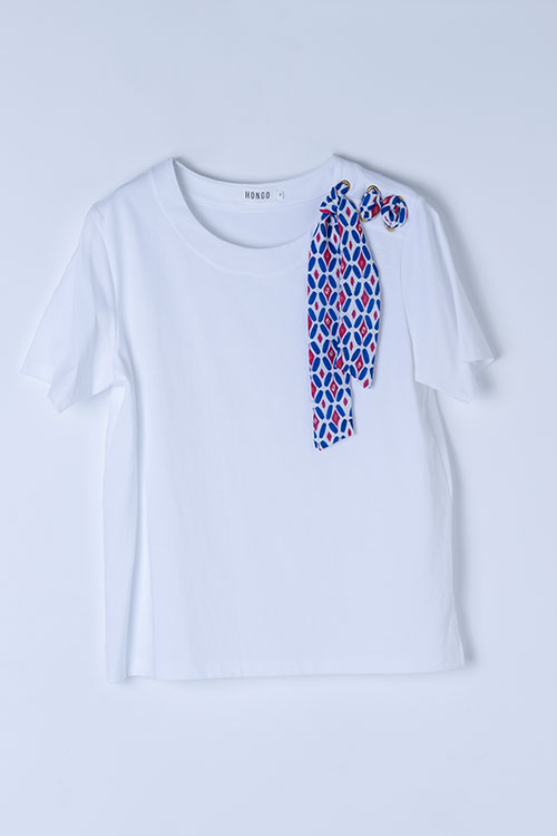 Camiseta blanca con lazo estampado en el hombro