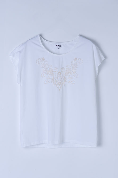 Camiseta blanca con bordado central