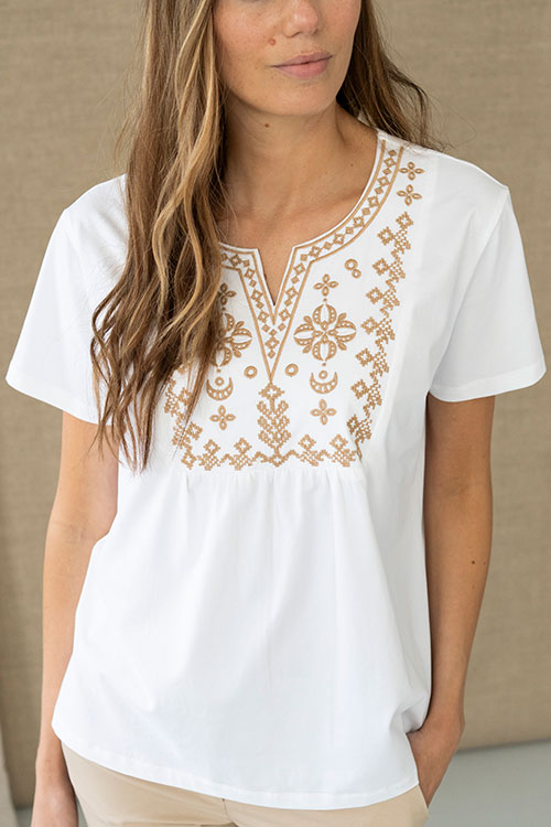 Camiseta blanca con bordado étnico beige