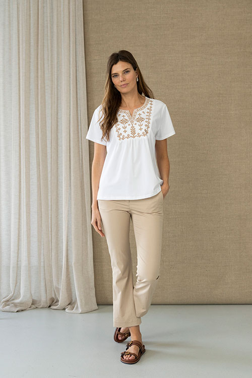 Camiseta blanca con bordado étnico beige