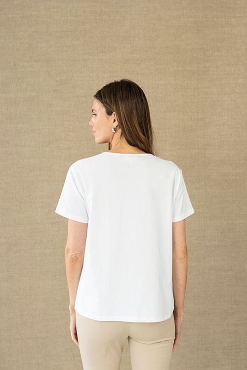 Camiseta blanca con bordado étnico beige