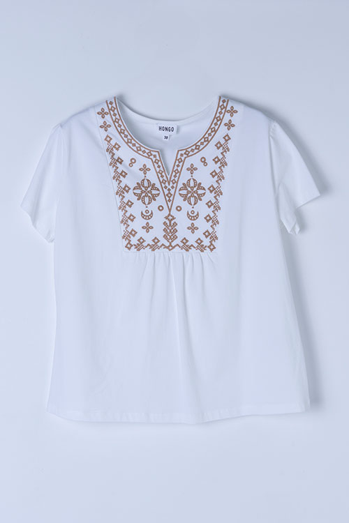 Camiseta blanca con bordado étnico beige