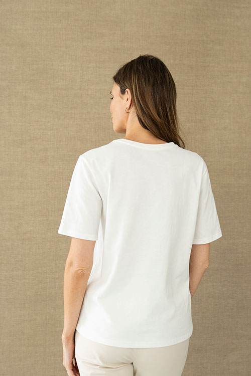 Camiseta blanca con golondrinas