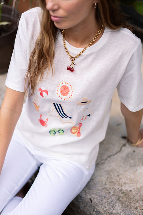 Camiseta blanca con bordado veraniego